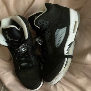Gorgeous suede black Jordan 5 size 6 in boys youth only worn twice